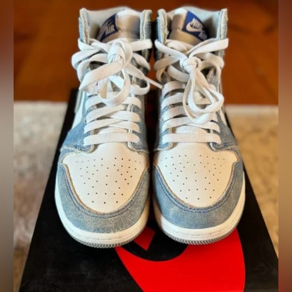 Nike Air Jordan 1 High in Light Blue, White - Picture 3 of 5